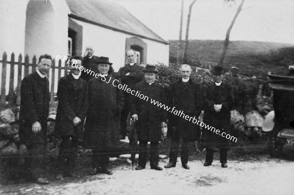 GARDINER STREET EXCURSION TO LOUGH TAY  SELF  P MC GLADE  N J TOMPKIN  C FEELEY  J FAHY  M DEVITT  J KEANE  M PHELAN  AT MRS MC GURKS COTTAGE  L BRAY